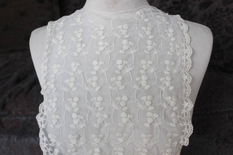 Süße Stickapplikationen Elfenbein Farbe 1 Stück Angebot von CraftsWarehouseHub