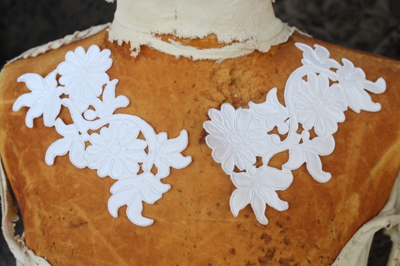 Süße Stickapplikationen Weiße Farbe 2 Stück Angebot von CraftsWarehouseHub