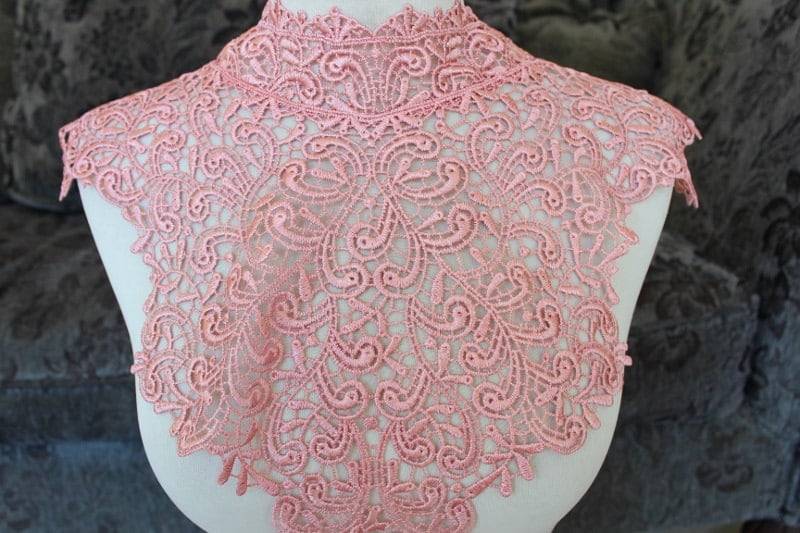 Süße Venedig Applikation 1 Stück Angebot 7 Zoll Am Hals 5 Breit An Der Schulter 12 1/2 Lang Mitte Unten von CraftsWarehouseHub