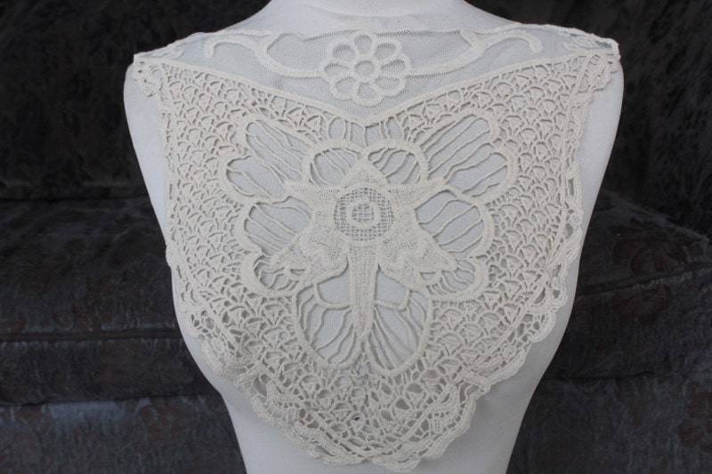 Süße Venedig Applikation Elfenbein Farbe 1 Stück Angebot 13 Zoll Breit Um Den Hals 2 An Schultern 11 Lang Mitte Unten von CraftsWarehouseHub