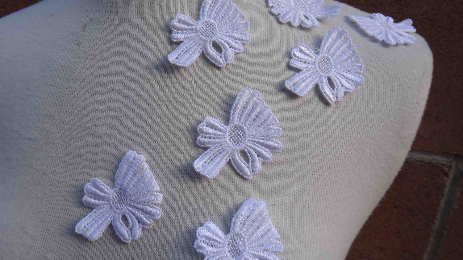 Süße Venedig Applikation Weiße Farbe 8 Stück Angebot von CraftsWarehouseHub