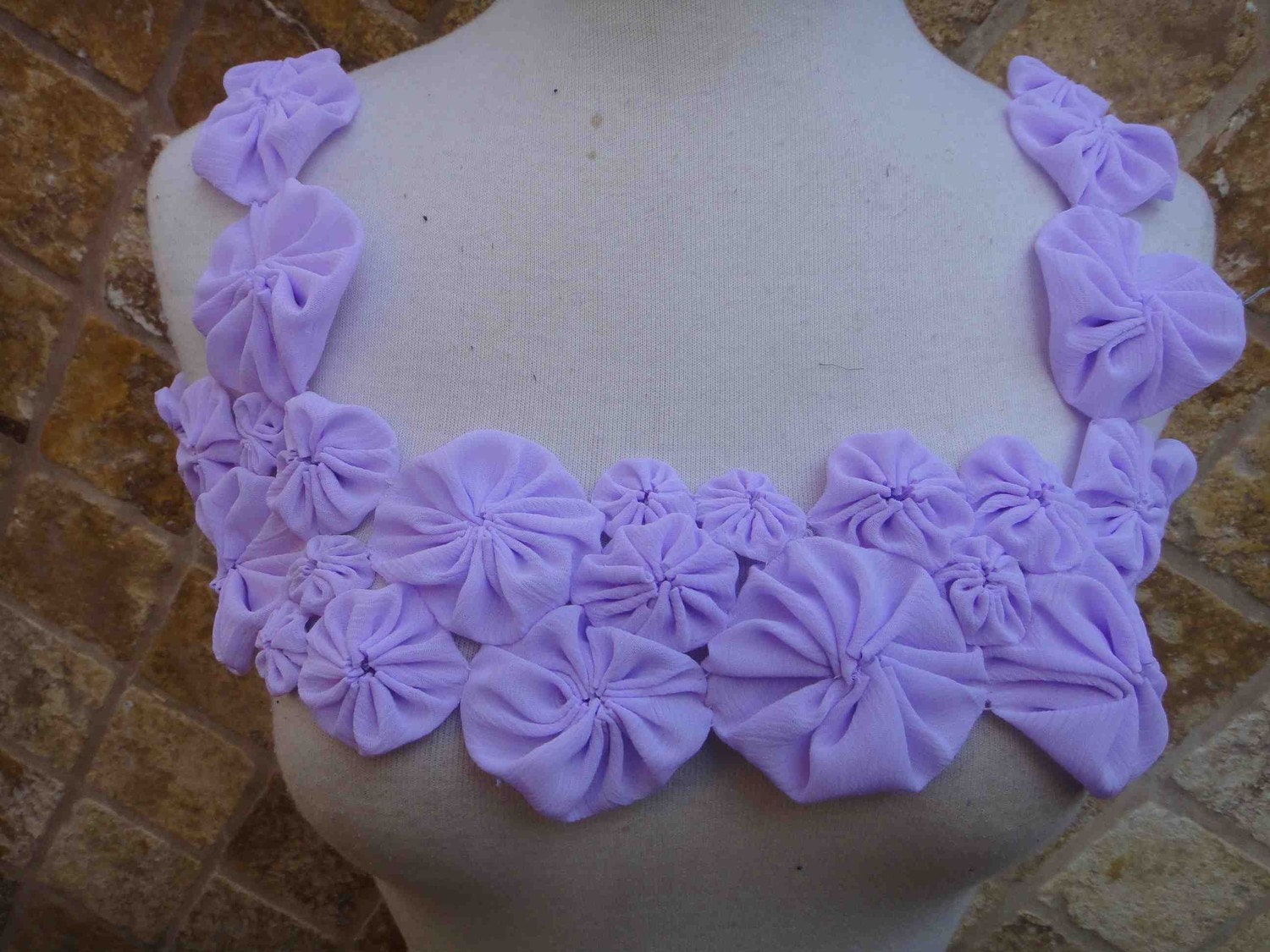 Süßes Großes Stück Lila Farbe Chiffon Blumen Applikation 1 Angebot von CraftsWarehouseHub