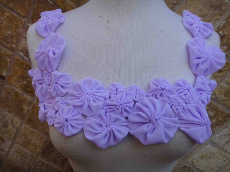 Süßes Großes Stück Lila Farbe Chiffon Blumen Applikation 1 Angebot von CraftsWarehouseHub