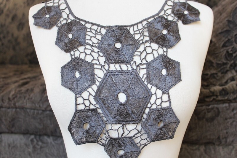 Venedig-Applique Yoke Grau Farbe 16 Zoll Breit Von Schulter Zu 2 1/2 An Der 9 Lang Unten Mitte von CraftsWarehouseHub