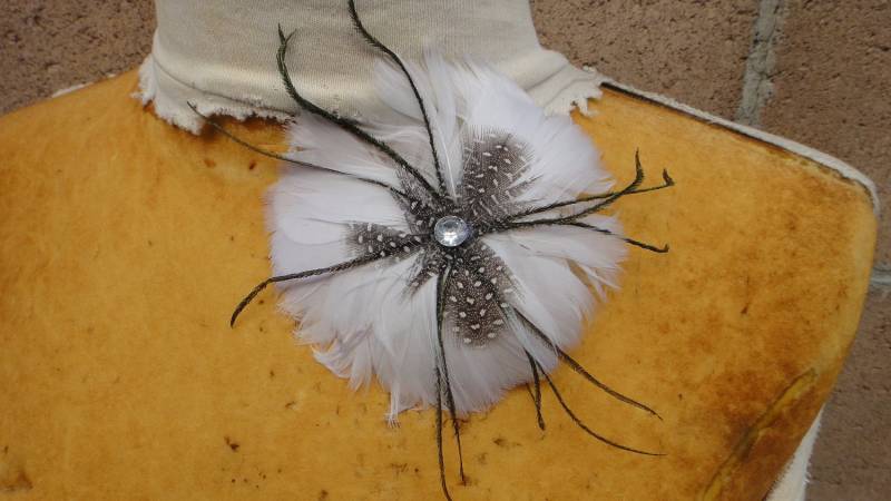 Weiße Farbe Feder Blume Mit Stift von CraftsWarehouseHub