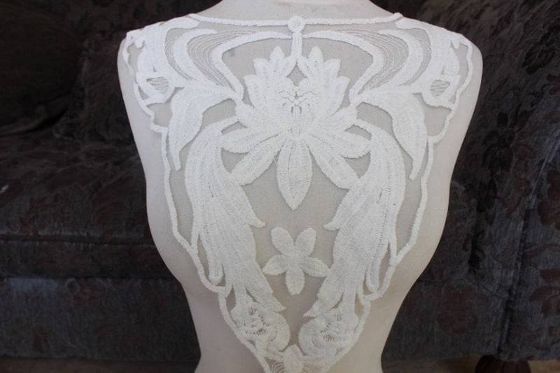 Weiße Farbe Stickapplikationen 5 1/2 Zoll Breit An Den Hals 3 Der Schulter 13 Lang Mitte Unten von CraftsWarehouseHub