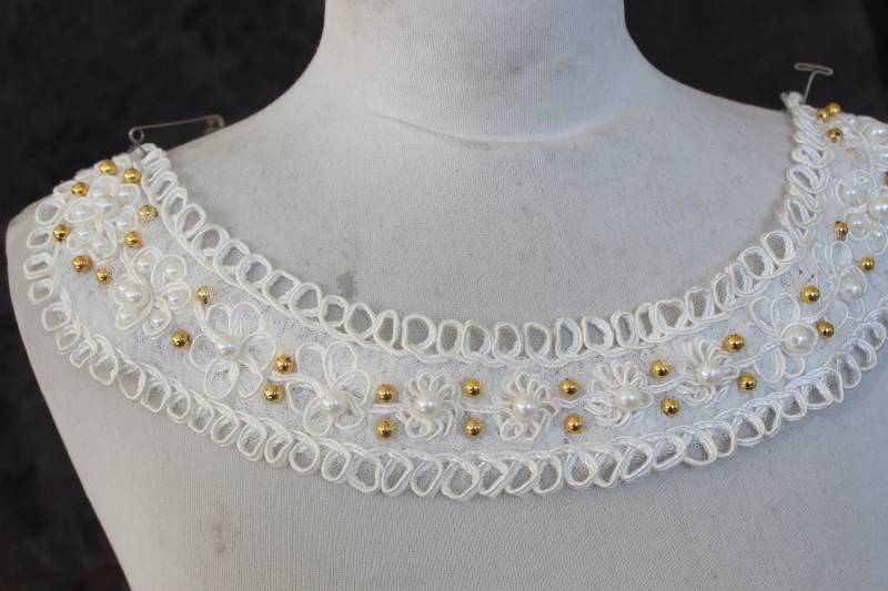 Weißer Farbe Bestickt Und Perlen Applikation 1 Stück Angebot von CraftsWarehouseHub