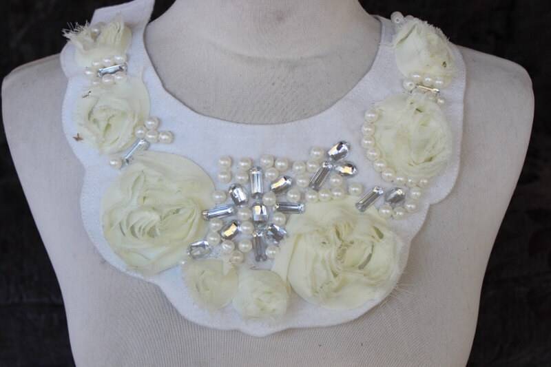Weißer Farbe Bestickt Und Perlen Applikation Mit Creme Chiffon Blumen von CraftsWarehouseHub