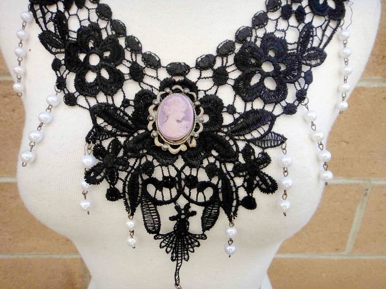 Wunderschöne Schwarze Applikation Mit Hängenden Beats Und Einer Cameo-Schnalle in Der Mitte. 1-Teiliges Angebot Wunderschöne Schwarze Applikation Mit Hängenden Beats Und Einer Cameo-Schnalle in Der Mitte. 1-Teiliges Angebot von CraftsWarehouseHub