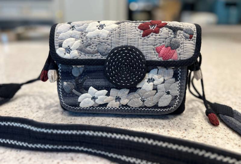 Handmade Quilted Bag With Flowers/Small Crossbody Japanese Style Patchwork Cotton Four Layers Handmade Quilted Bag With Flowers/Small Crossbody Japanese Style Patchwork Cotton Four Layers von CraftsWhimsyStudio