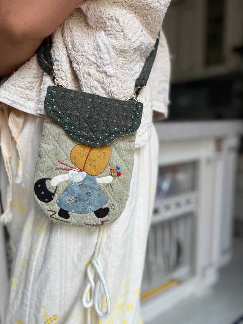 Handmade Quilted Bag in Japanese Patchwork Style Cotton/Phone Case/ Cover/ Cross Body von CraftsWhimsyStudio