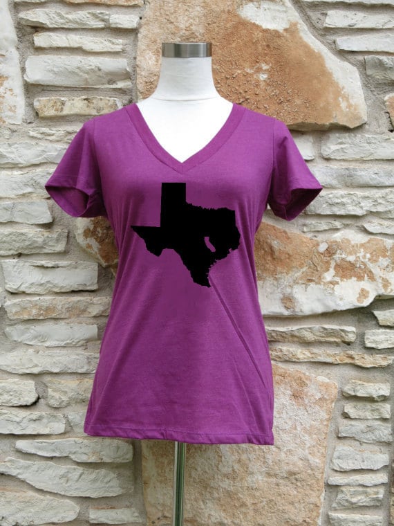 California in Austin Texas Frauen V-Ausschnitt Shirt California in Austin Texas Frauen V-Ausschnitt Shirt von CraftsbyCasaverde