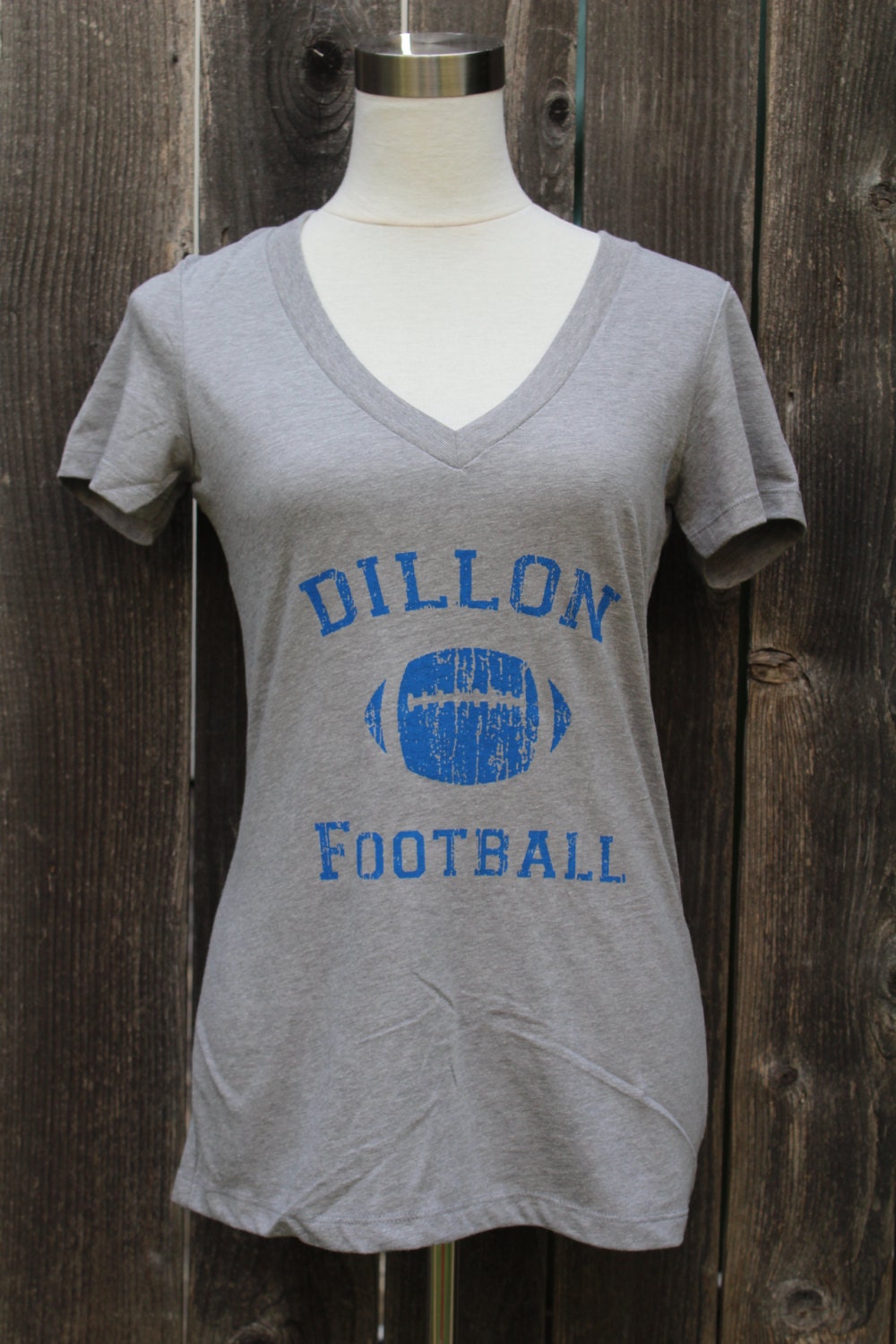 Dillon Fußball Frauen V-Ausschnitt Shirt Dillon Fußball Frauen V-Ausschnitt Shirt von CraftsbyCasaverde