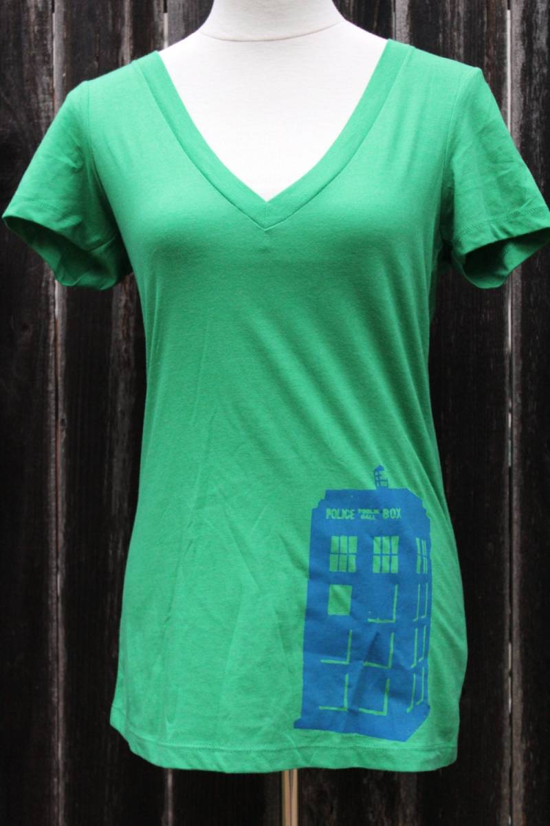 Doctor Who Tardis V-Ausschnitt Damen Siebdruck-Shirt Doctor Who Tardis V-Ausschnitt Damen Siebdruck-Shirt von CraftsbyCasaverde