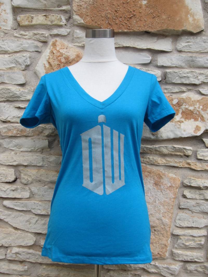 Doctor Who-V Neck Frauen Screenprinted Shirt von CraftsbyCasaverde