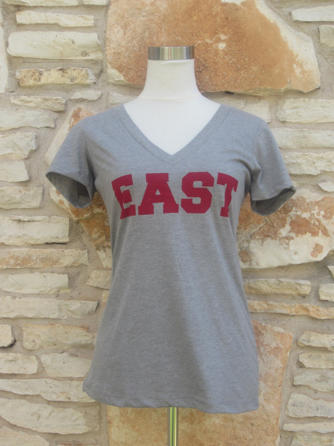East Frauen V-Ausschnitt Shirt East Frauen V-Ausschnitt Shirt von CraftsbyCasaverde