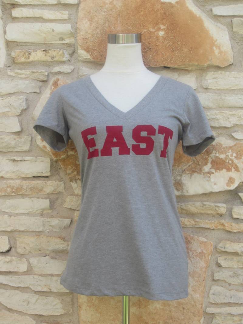 East Frauen V-Ausschnitt Shirt East Frauen V-Ausschnitt Shirt von CraftsbyCasaverde