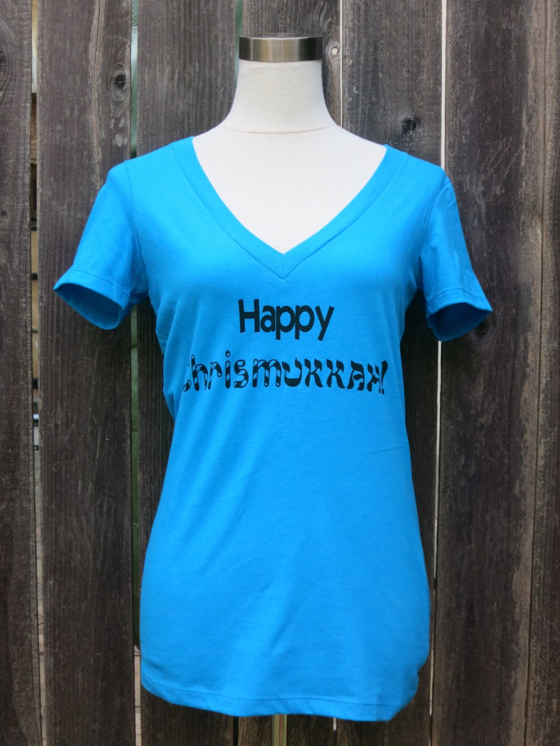 Glücklich Weihnukka Frauen Vneck Screenprinted Shirt Glücklich Weihnukka Frauen Vneck Screenprinted Shirt von CraftsbyCasaverde