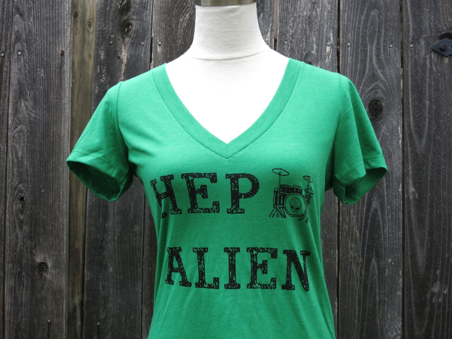 Hep Alien Frauen Siebdruck-Shirt Mit V-Ausschnitt von CraftsbyCasaverde