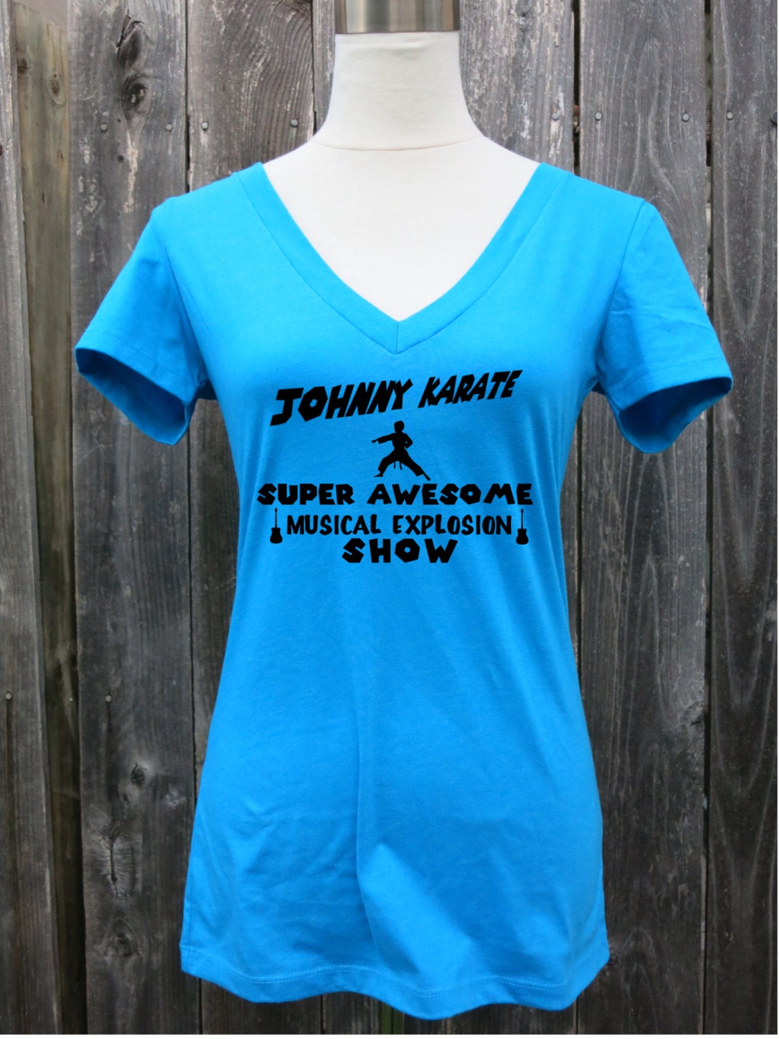 Johnny-Karate Damen Vneck Screenprinted Shirt Johnny-Karate Damen Vneck Screenprinted Shirt von CraftsbyCasaverde