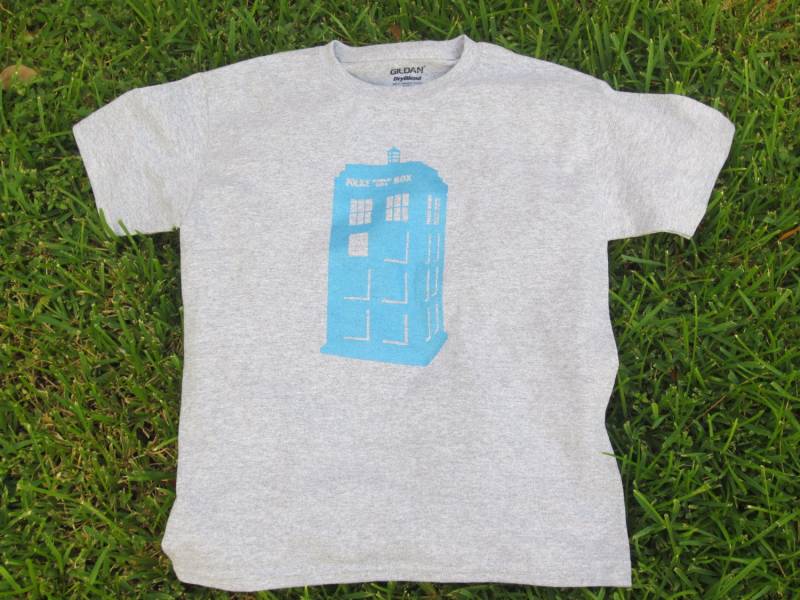 Kinder Doktor Die Tardis Screenprinted Shirt von CraftsbyCasaverde