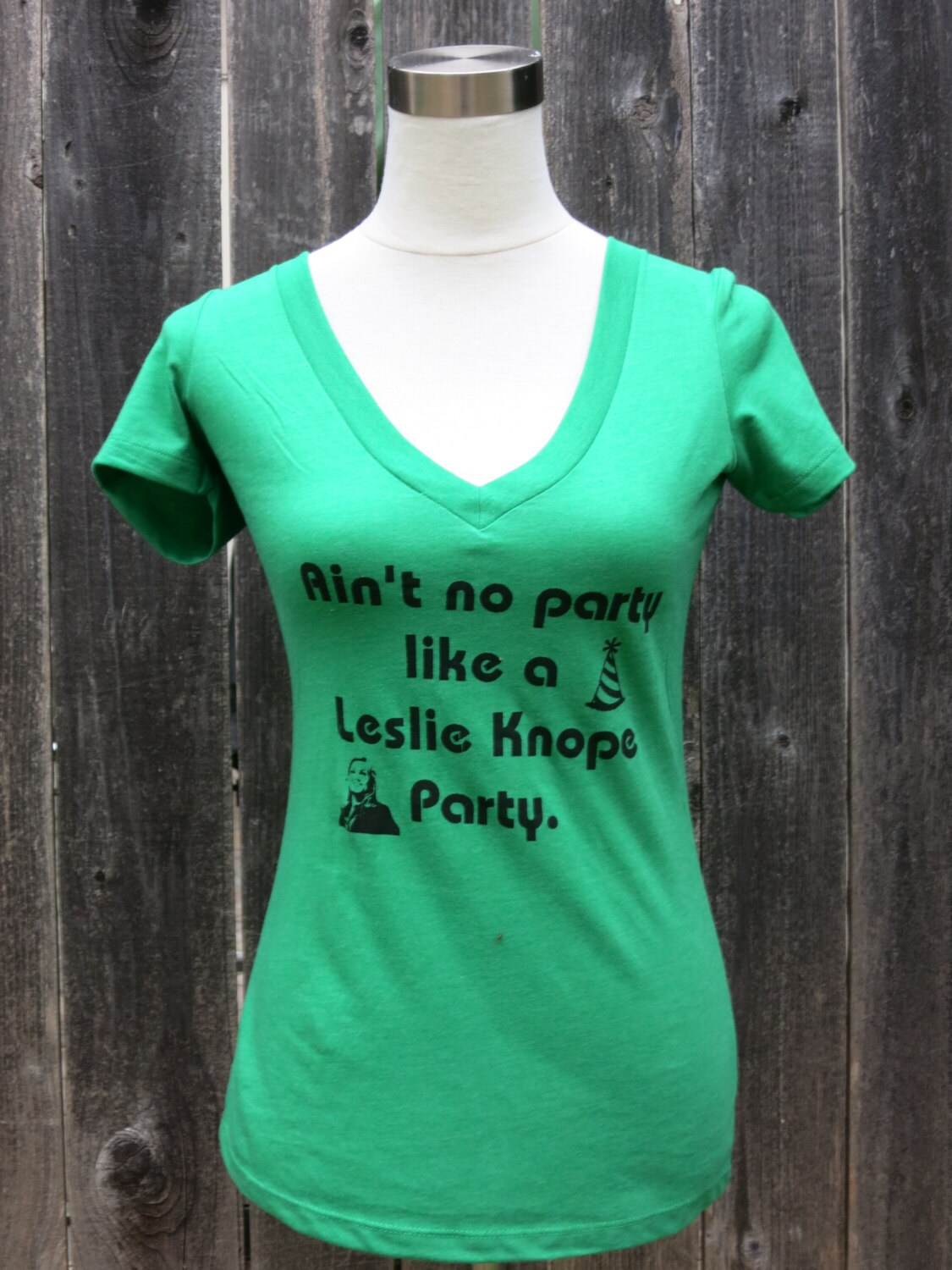 Leslie Knoppe Party Frauen V-Ausschnitt Siebdruck Shirt Leslie Knoppe Party Frauen V-Ausschnitt Siebdruck Shirt von CraftsbyCasaverde
