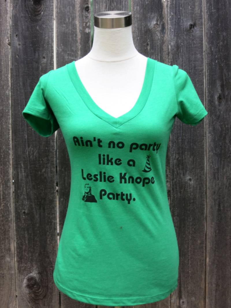 Leslie Knoppe Party Frauen V-Ausschnitt Siebdruck Shirt Leslie Knoppe Party Frauen V-Ausschnitt Siebdruck Shirt von CraftsbyCasaverde