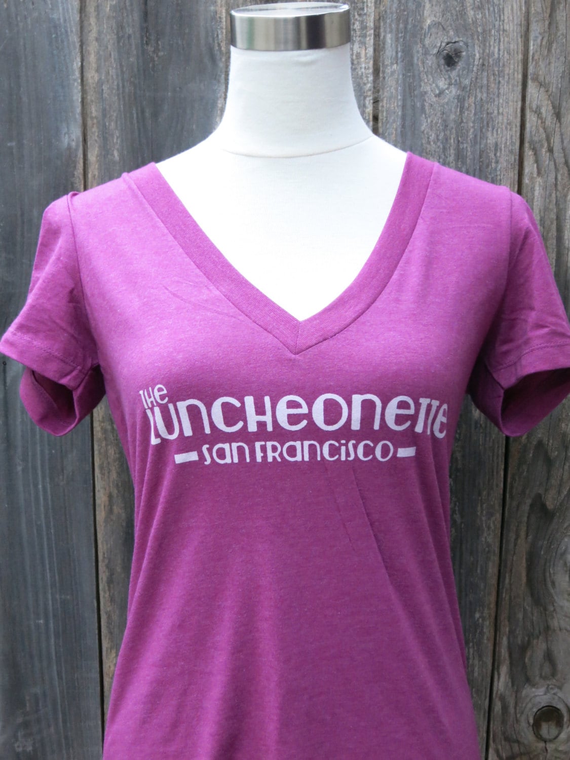 Luncheonette Elternschaft Frauen Vneck Screenprinted Shirt Luncheonette Elternschaft Frauen Vneck Screenprinted Shirt von CraftsbyCasaverde