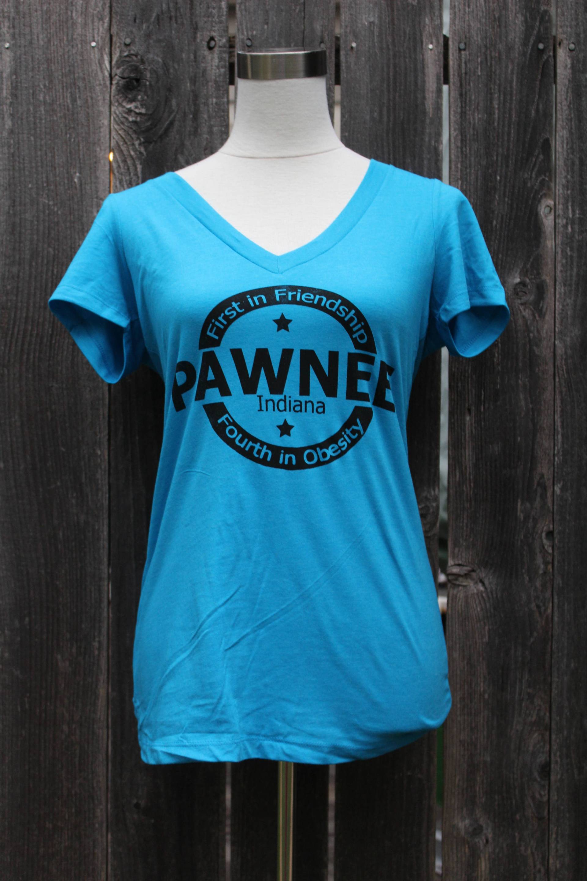 Pawnee Frauen V-Ausschnitt Siebdruck Shirt Pawnee Frauen V-Ausschnitt Siebdruck Shirt von CraftsbyCasaverde