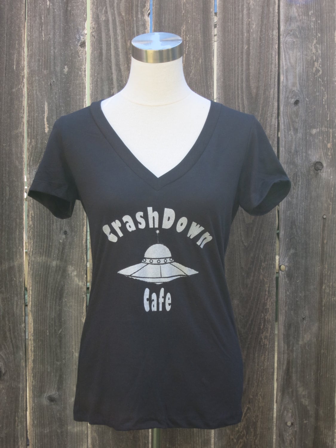 Roswell Crashdown Cafe Frauen V-Ausschnitt Siebdruck Shirt Roswell Crashdown Cafe Frauen V-Ausschnitt Siebdruck Shirt von CraftsbyCasaverde