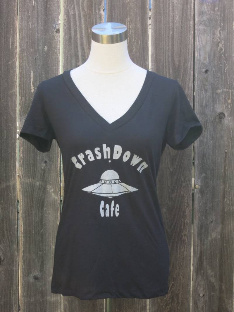 Roswell Crashdown Cafe Frauen V-Ausschnitt Siebdruck Shirt von CraftsbyCasaverde