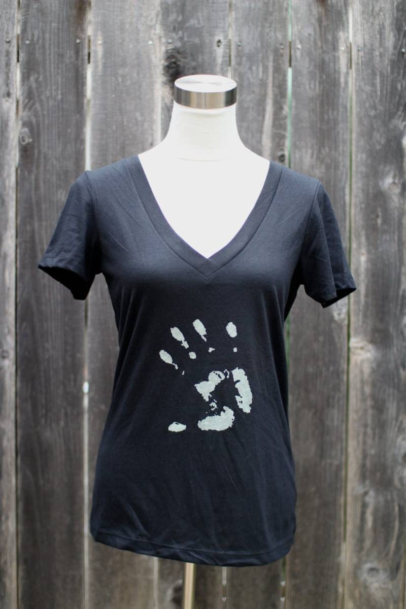 Roswell Glow in The Dark Alien Hand Damen Siebdruck-Shirt von CraftsbyCasaverde