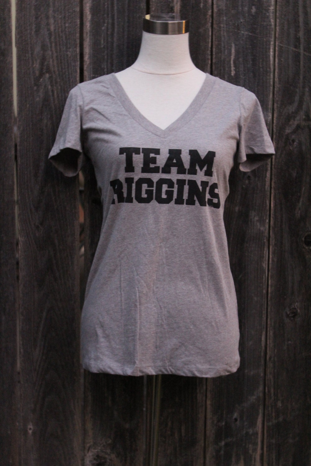 Team Riggins Frauen V-Ausschnitt Siebdruck Shirt Team Riggins Frauen V-Ausschnitt Siebdruck Shirt von CraftsbyCasaverde