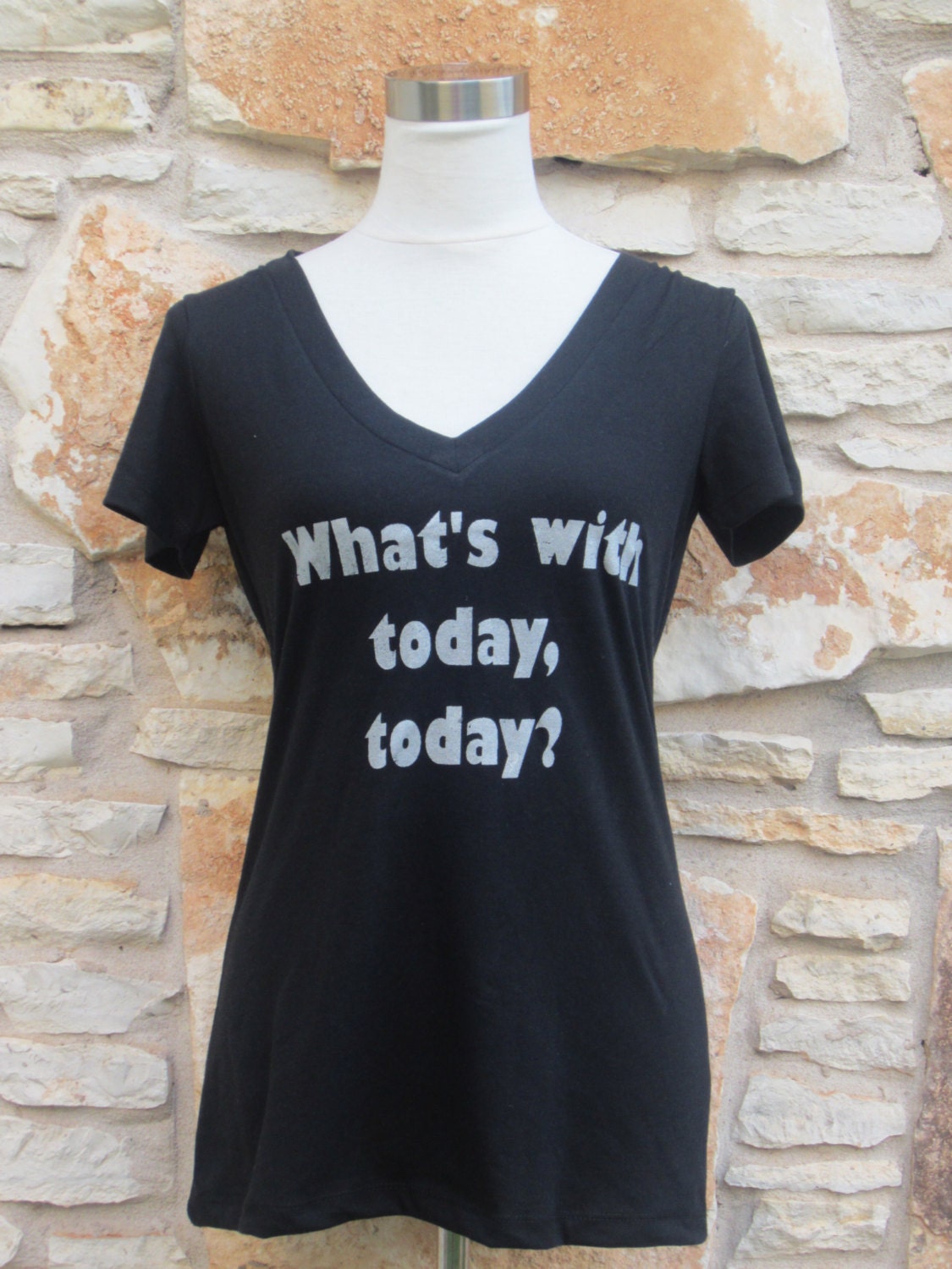 What's With Today, Today V-Ausschnitt Frauen Siebdruck Shirt What's With Today, Today V-Ausschnitt Frauen Siebdruck Shirt von CraftsbyCasaverde