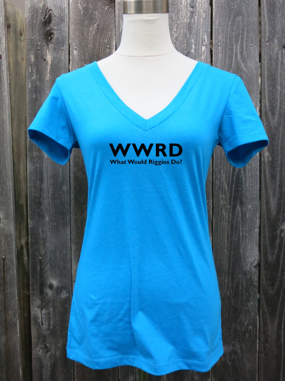 Wwrd | Was Täten Riggins Frauen Vneck Screenprinted Shirt Wwrd | Was Täten Riggins Frauen Vneck Screenprinted Shirt von CraftsbyCasaverde