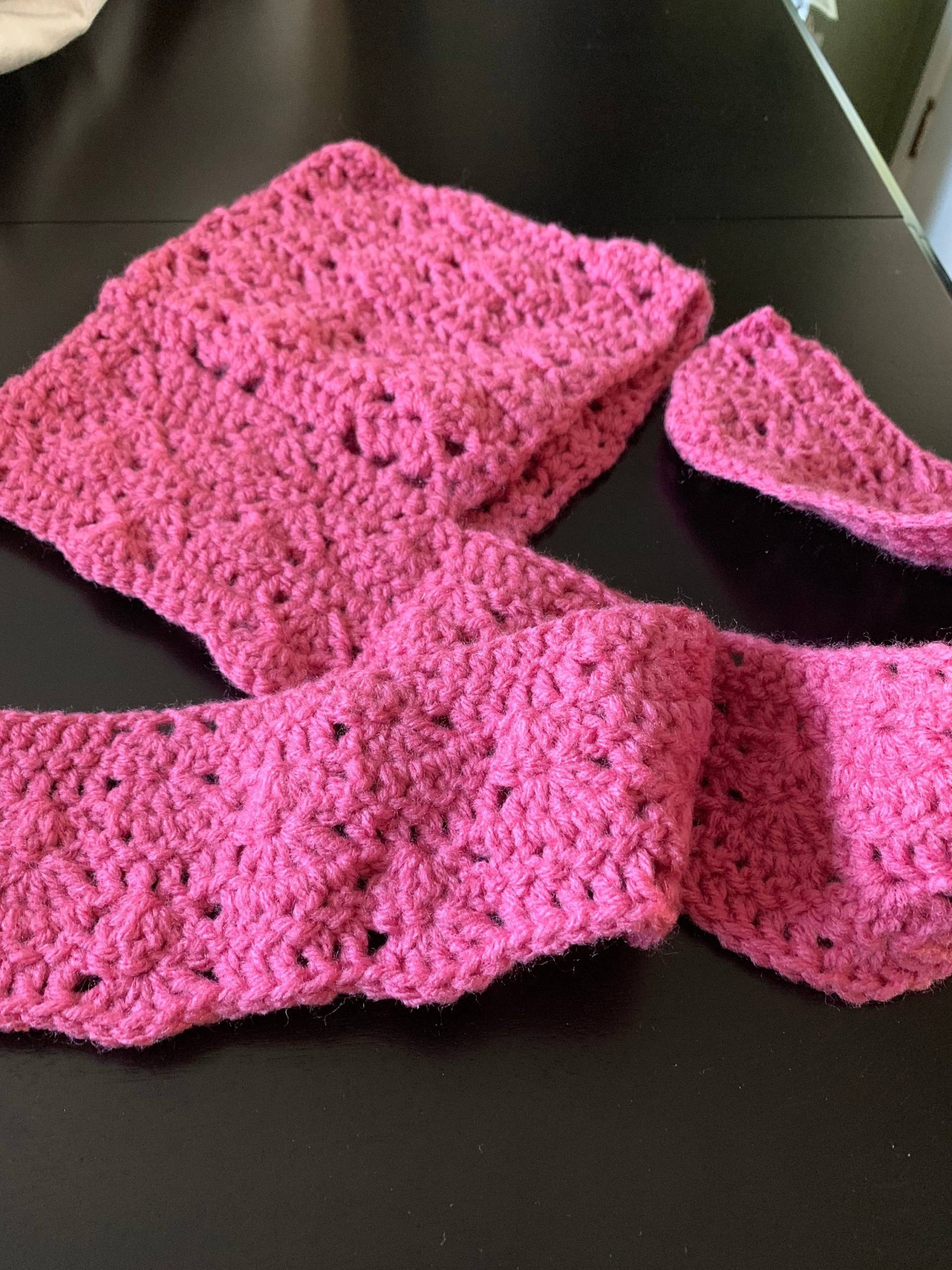 Kleine Mädchen-Mütze Mit Angenähtem Schal Kleine Mädchen-Mütze Mit Angenähtem Schal von CraftsbySha