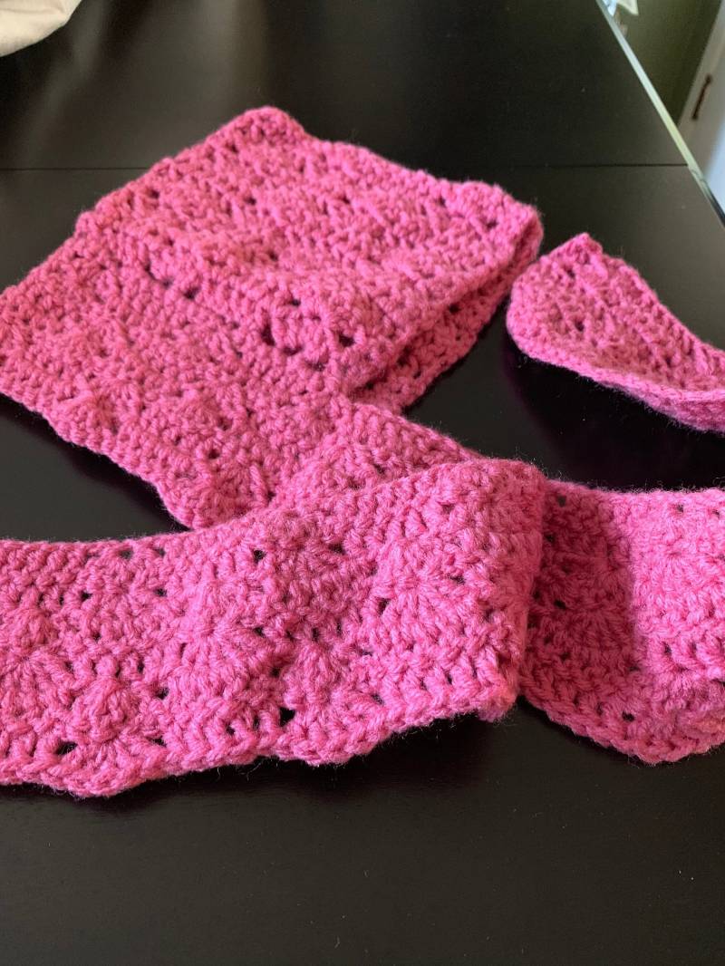 Kleine Mädchen-Mütze Mit Angenähtem Schal von CraftsbySha