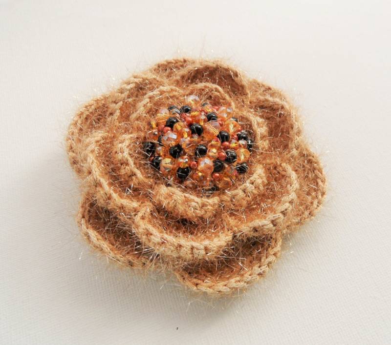 Gehäkelte Brosche - Beige Rose Corsage Anstecknadel Flauschige Perlen Brosche Herbst Weihnachten Ocasion Party von CraftsbySigita