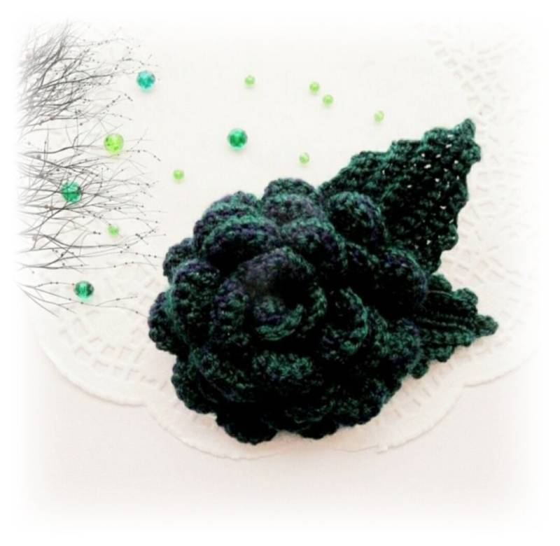 Gehäkelte Brosche - Grüne Rosen Corsage Anstecknadel Boutonniere Wolle Weihnachts-Ocasion Party Geschenk Dekoration von CraftsbySigita