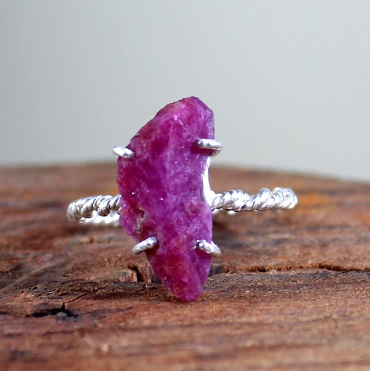 Natürlicher Rubin Rohedelstein Ring Krappenfassung Massiv 925 Silber Handgemachte Designer Schmuck Geburtsstein Boho Natürlicher Rubin Rohedelstein Ring Krappenfassung Massiv 925 Silber Handgemachte Designer Schmuck Geburtsstein Boho von CraftworldGifts