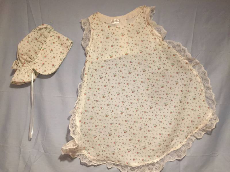 Pinafore & Bonnet Girls 7-10 Weiße Rote Rose Knospen Pionierin Laura Ingalls Reenactment Prärie von CraftyByNatureStore