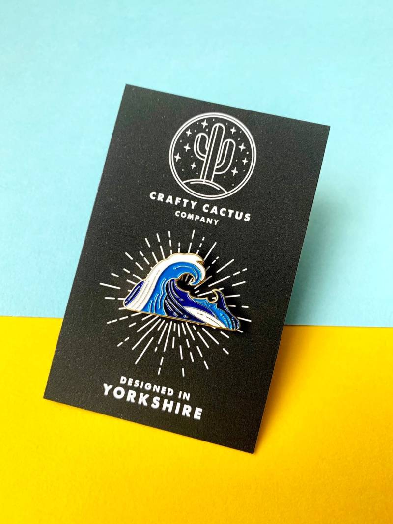 Emaille Pin Welle, Ein Tolles Geschenk Für Alle Surf Dude Wellenreiter von CraftyCactusCompany