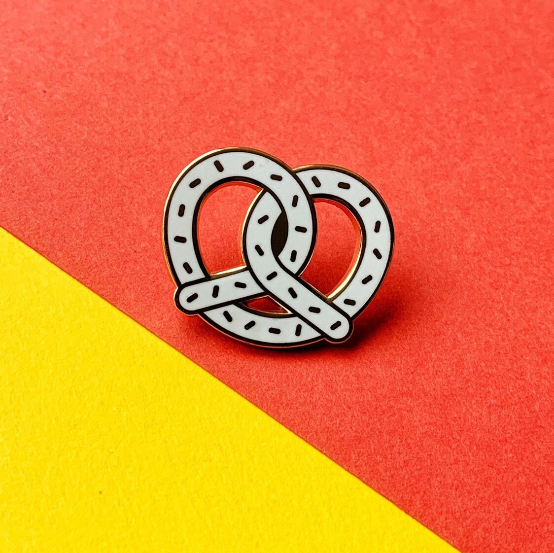Hard Enamel Pin, Weiße Brezel Mit Goldsprenkeln, Aus Unserem Premium Sortiment, Designed Von Maisy Carter | Das Bin Ich von CraftyCactusCompany