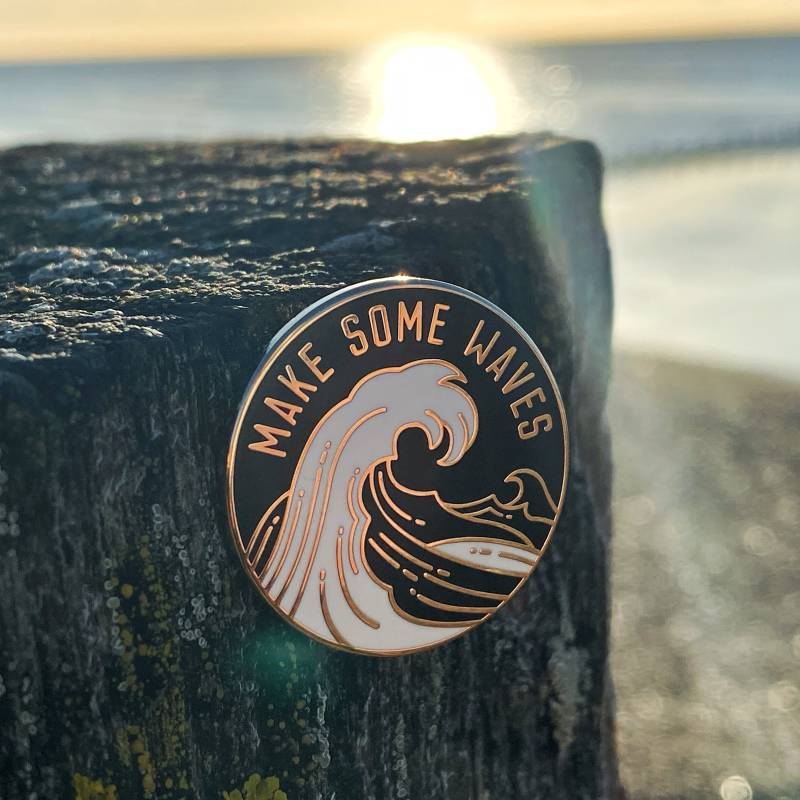 Make Some Waves Hard Enamel Pin Für Wellenreiter Und Ozeanliebhaber Aus Unserem Premium-Angebot An Pin-Abzeichen ... Limitierte Schwarze Edition von CraftyCactusCompany
