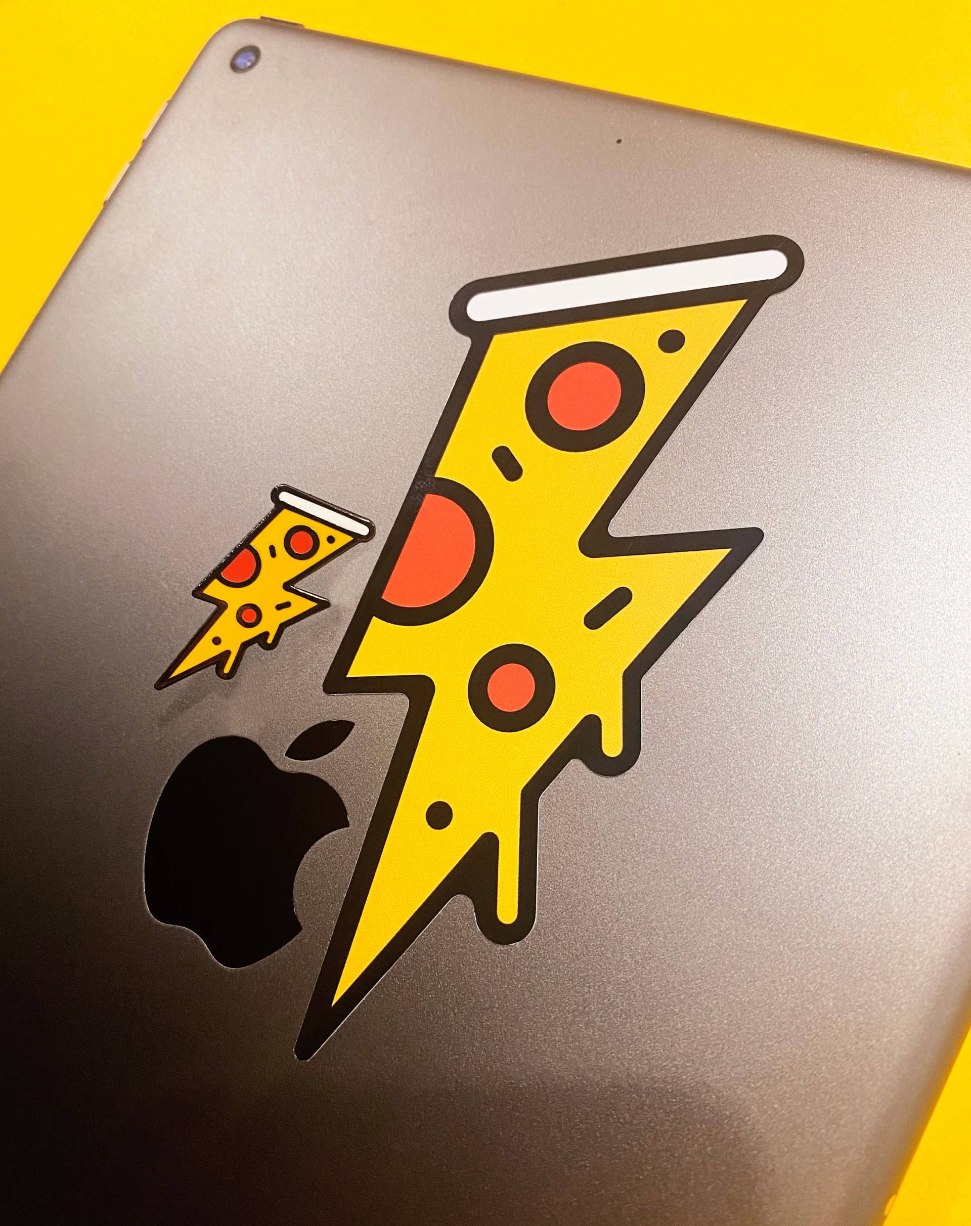 Pizza Blitz Emaille Pin Abzeichen Und Vinyl Aufkleber Combo, Schlag Zu, Solange Es Heiß Ist von CraftyCactusCompany