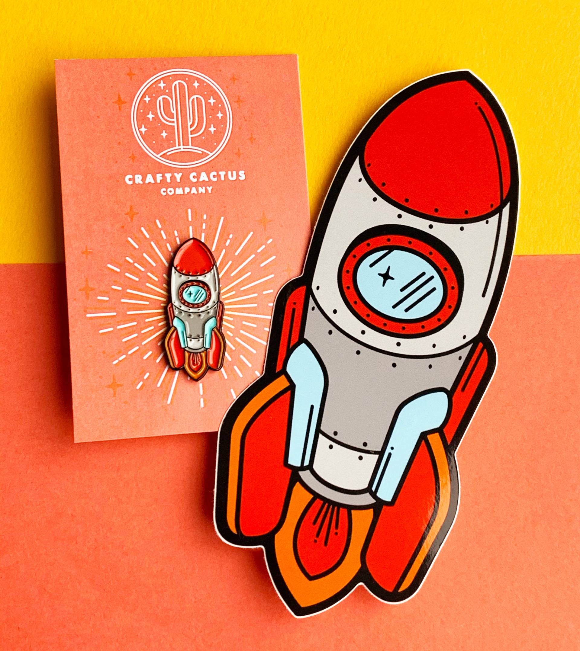 Retro Rocket Enamel Pin Badge Und Sticker Kombination, Betreten Sie Den Weltraum Mit Unseren Neuesten Designs von CraftyCactusCompany