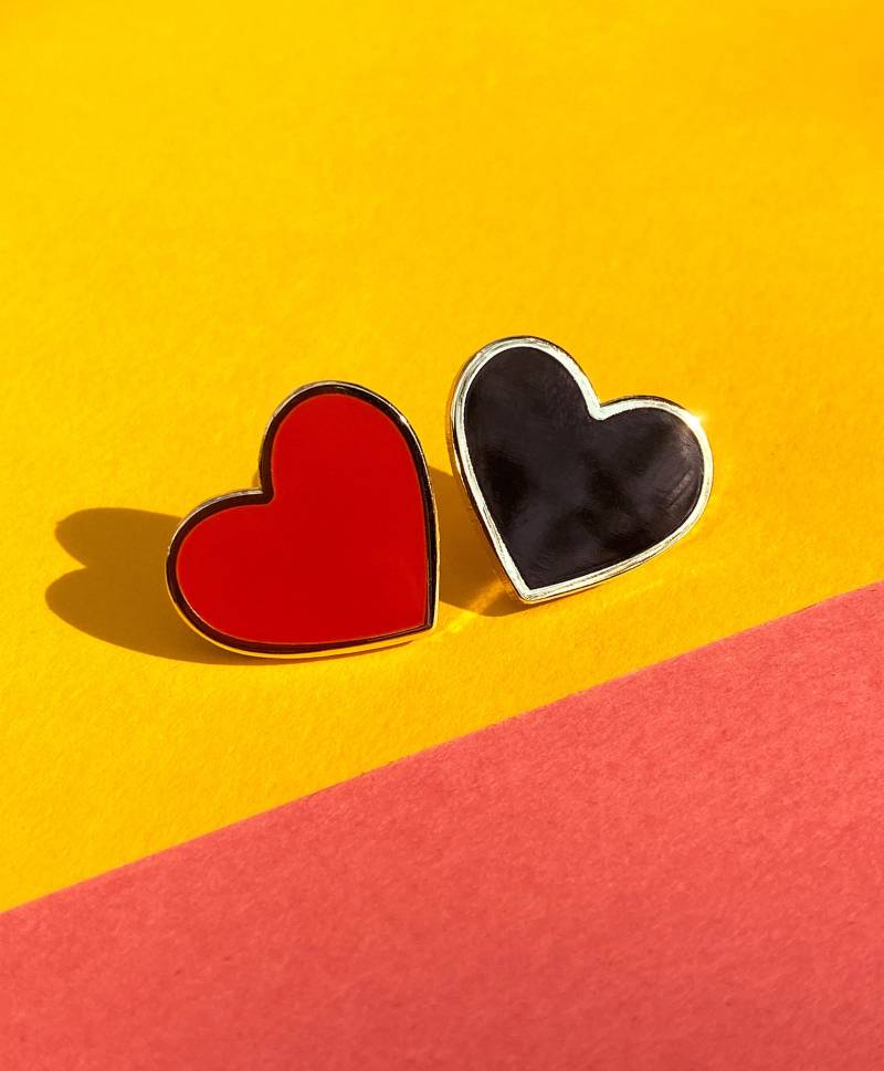 Rot & Schwarz Herz Hard Enamel Pin Abzeichen Kombination, Ein Tolles Geschenk, Um Ihre Liebe Zu Zeigen von CraftyCactusCompany