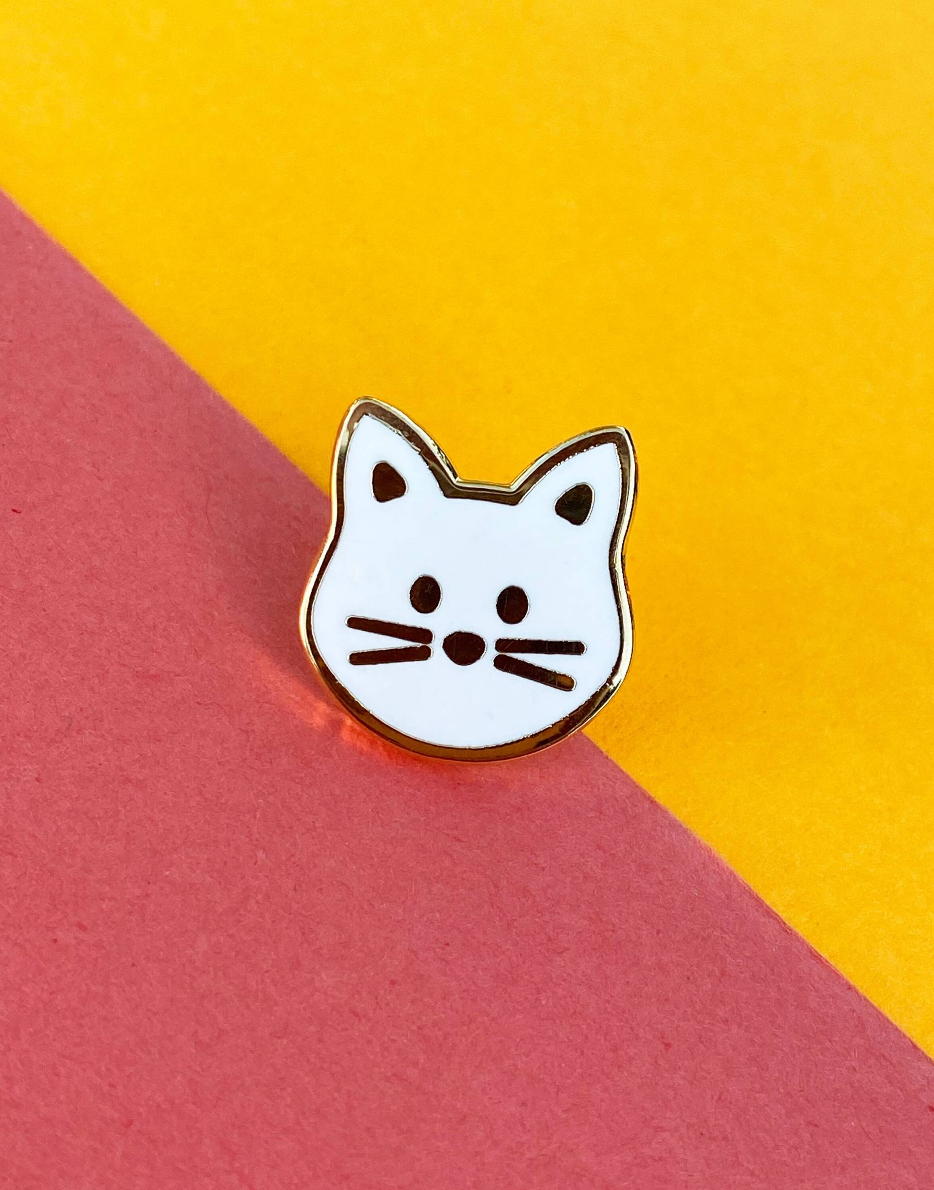 Weiße Katze Hard Emaille Pin, Ein Tolles Geschenk Für Jeden Katzenliebhaber von CraftyCactusCompany