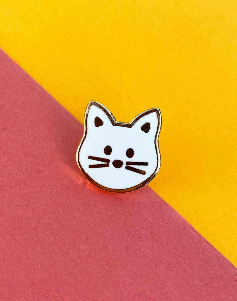 Weiße Katze Hard Emaille Pin, Ein Tolles Geschenk Für Jeden Katzenliebhaber von CraftyCactusCompany