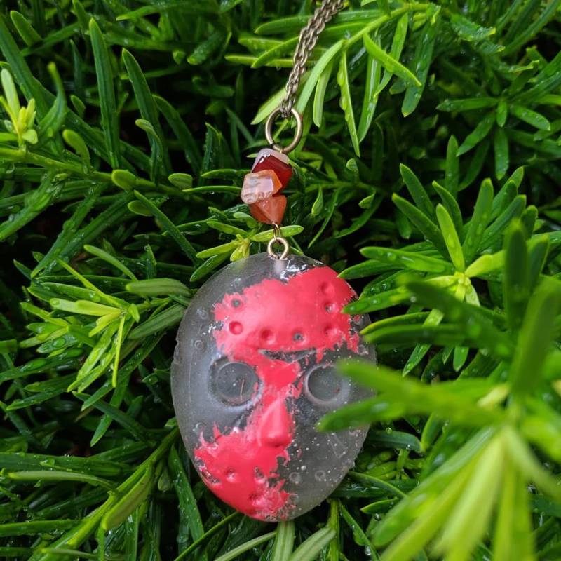 Blutige Jason Maske Halskette Blutige Jason Maske Halskette von CraftyCatHandmadeArt